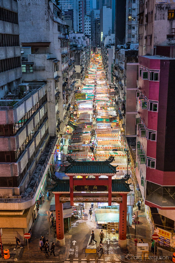 Temple St night market in Kowloon has more than one hundred stalls seliing everything from clothes to watches to cheap secnd hand goods. The market is busiest around dusk, and is popular with tourists and locals alike.